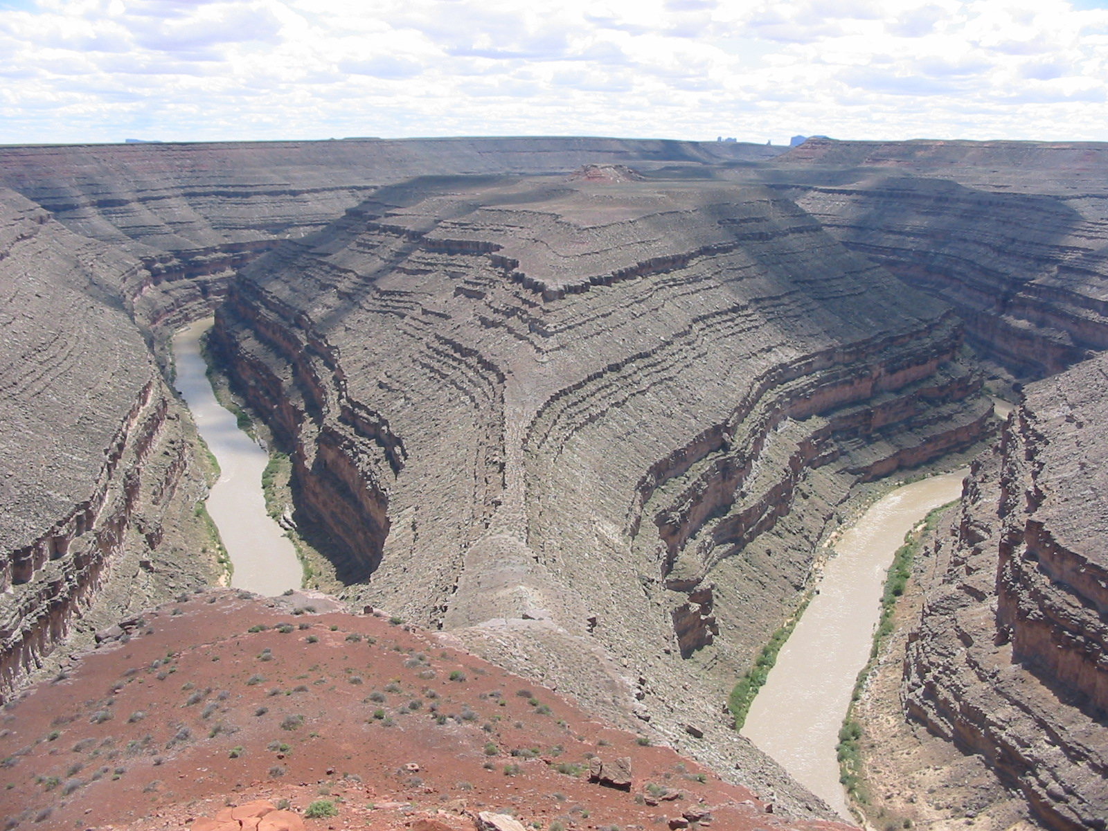 Deep meanders of the San Juan River viewed from Goosenecks State Park