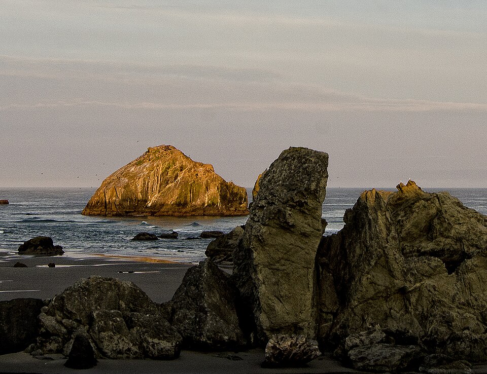 Authentic view of Bandon & Face Rock along the Oregon — Southwest route