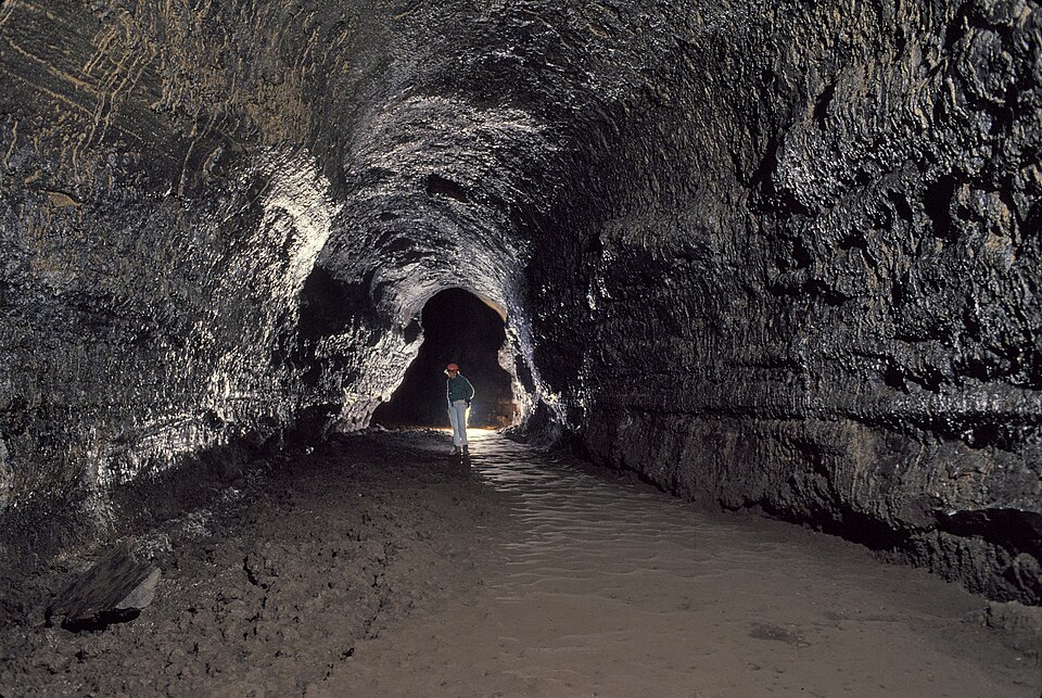 Authentic view of Lava River Cave along the Oregon — Southwest route