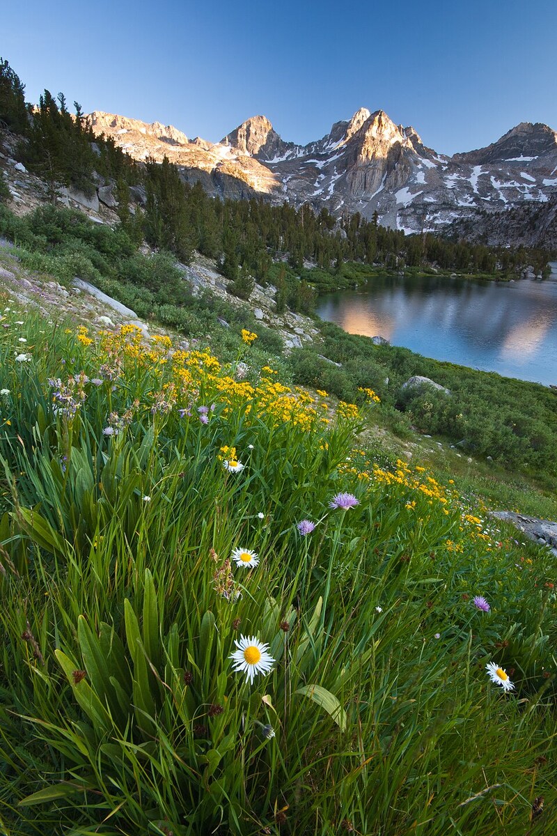 Authentic view of Kings Canyon & Rae Lakes along the Sierra Nevada route