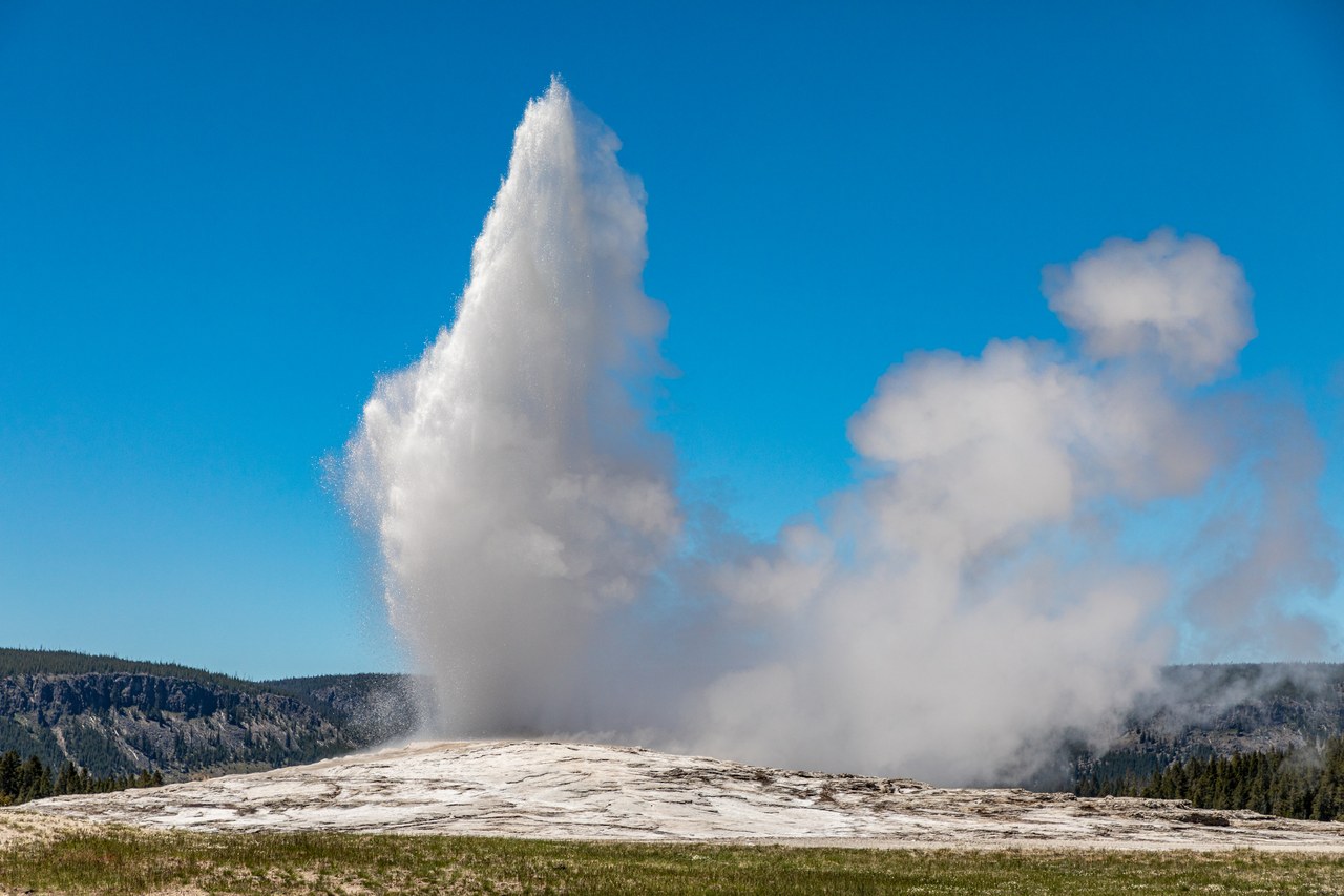 Authentic view of Old Faithful & Geyser Basins along the Yellowstone and North Utah route